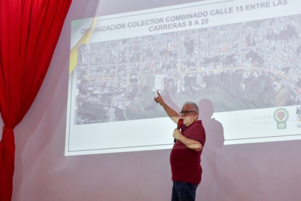 Socializan proyecto de optimización del alcantarillado en la calle 15 de Timbío para mejorar el saneamiento básico